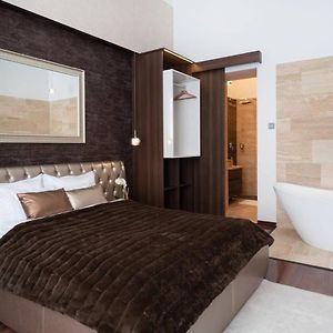 Central Luxy Design Apartment